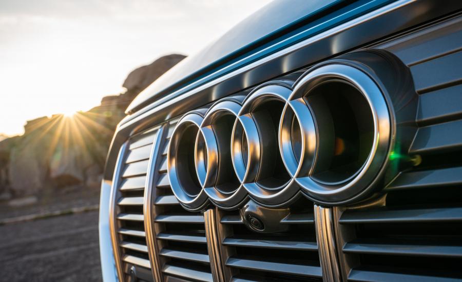 Логотип Audi e-tron 55 Quattro 2019 года  (NA) (фото 11 из 40)